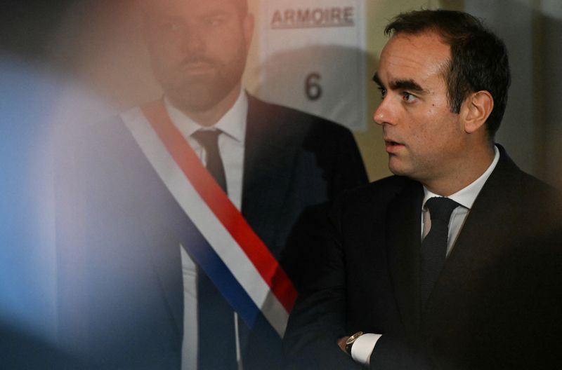 Primeiro-ministro francês se reúne com Macron conforme prazo final orçamentário se aproxima