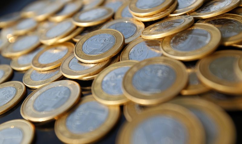 Taxas dos DIs acompanham perda de força do dólar e recuam após discurso de Powell