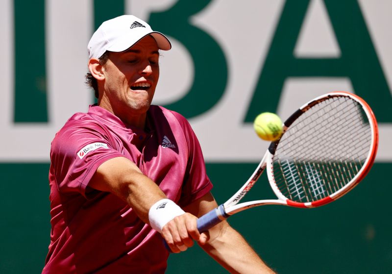 &copy; Reuters. En difficulté, Dominic Thiem dit adieu à Roland-Garros./Photo prise le 30 mai 2021/REUTERS/Christian Hartmann