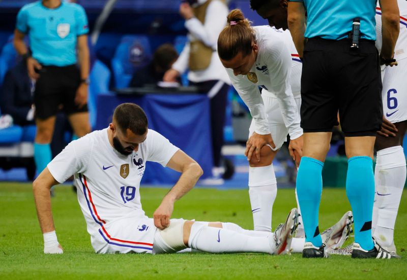 &copy; Reuters. Karim Benzema est sorti sur blessure à une semaine du premier match des Bleus à l'Euro./Photo prise le 8 juin 2021/REUTERS/Pascal Rossignol