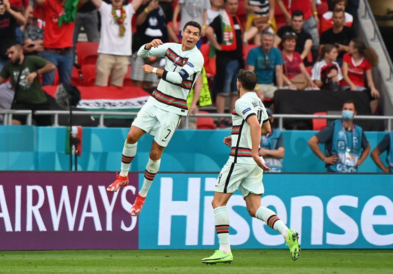 © Reuters. La joie de Cristiano Ronaldo, auteur d'un doublé contre la Hongrie./Photo prise le 15 juin 2021/REUTERS/XXSTRINGERXX xxxxx