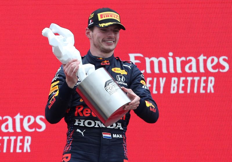 &copy; Reuters. La joie de Max Verstappen au moment de soulever son trophée au GP de France./Photo prise le 20 juin 2021/REUTERS/Yves Herman