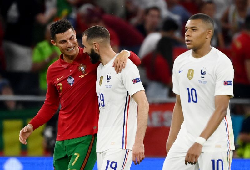 &copy; Reuters. Karim Benzema et Cristiano Ronaldo ont tous deux inscrit un doublé ce soir./Photo prise le 23 juin 2021/REUTERS/XXSTRINGERXX xxxxx