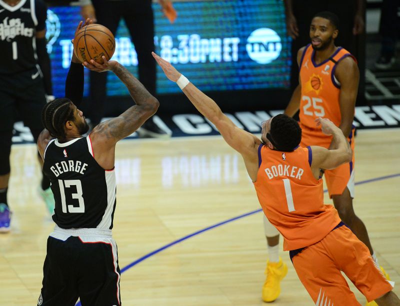 © Reuters. Paul George en action lors de la victoire des Clippers contre les Suns./Photo prise le 25 juin 2021/REUTERS/USA Today Sports