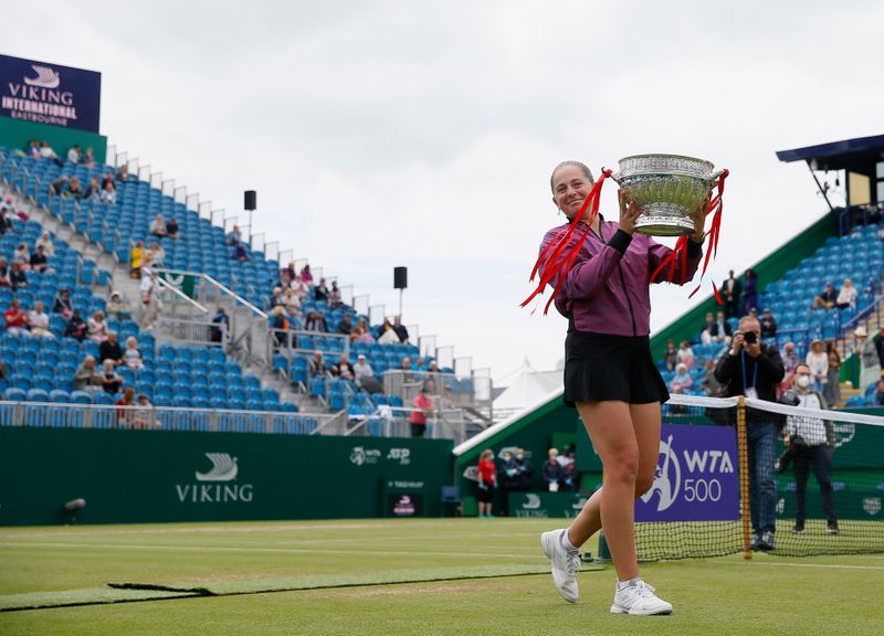 &copy; Reuters. Jelena Ostapenko soulève le trophée du tournoi d'Eastbourne/Photo prise le 26 juin 2021/REUTERS/Andrew Couldridge
