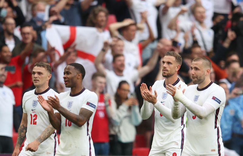 © Reuters. Les joueurs anglais célèbrent la victoire avec leurs fans venus en nombre à Wembley./Photo prise le 29 juin 2021/REUTERS/XXSTRINGERXX xxxxx