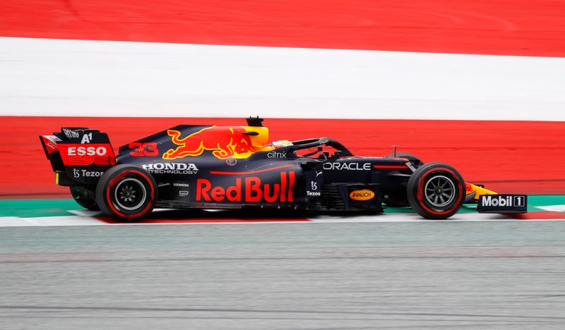 &copy; Reuters. Le pilote Red Bull devra encore prendre le meilleur sur les Mercedes pour décrocher la pole position. /Photo prise le 2 juillet 2021/REUTERS/Leonhard Foeger