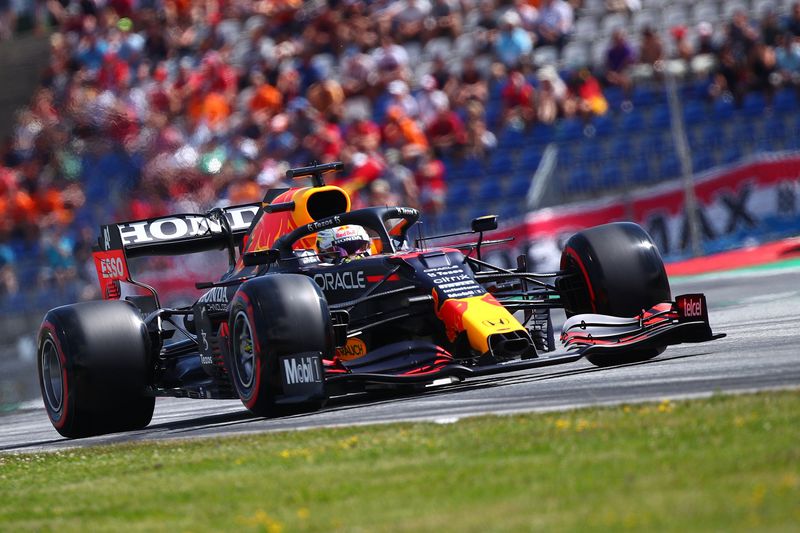 © Reuters. Le Néerlandais tentera demain de signer le doublé sur cette piste de Spielberg, lui qui s'était imposé sur ce circuit la semaine passée. /Photo prise le 3 juillet 2021/REUTERS/Lisi Niesner