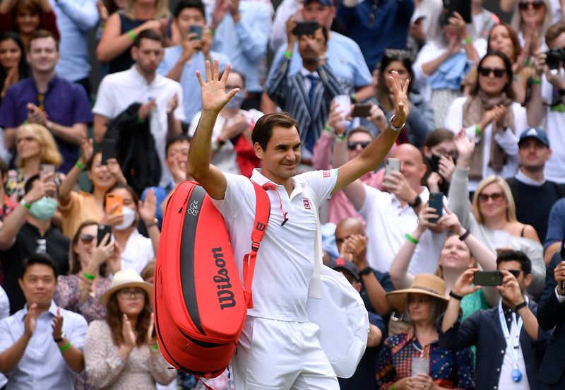 &copy; Reuters. Roger Federer a décroché samedi sa 69e qualification pour les huitièmes de finale d'un tournoi du Grand Chelem. /Photo prise le 3 juillet 2021/REUTERS/Toby Melville