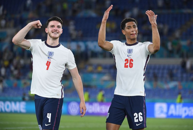 © Reuters. La joie de Declan Rice et Jude Bellingham après la qualification de l'Angleterre./Photo prise le 3 juillet 2021/REUTERS/XXSTRINGERXX xxxxx