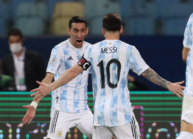 &copy; Reuters. La joie de Messi et Di Maria, qualifiés pour les demies avec l'Argentine./Photo prise le 4 juillet 2021/REUTERS/Amanda Perobelli