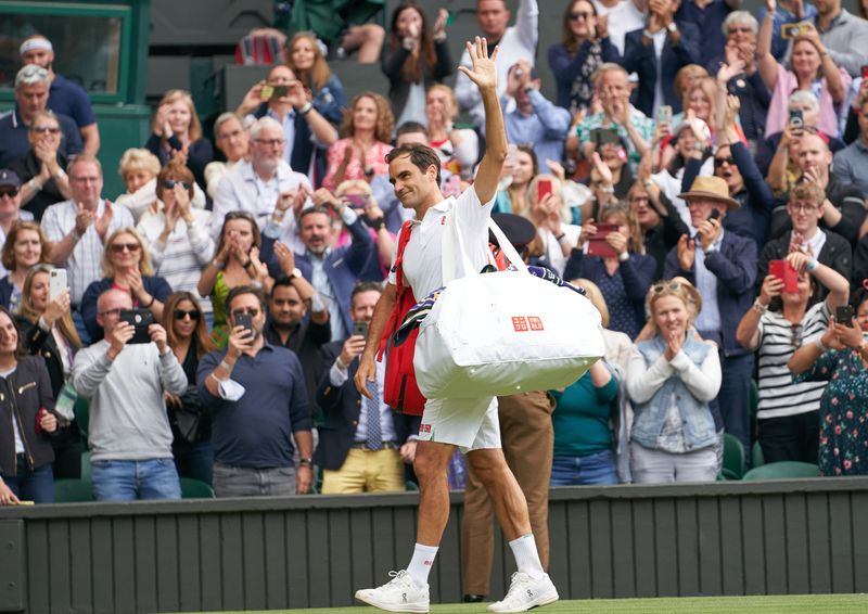 © Reuters. Roger Federer n'avait plus encaissé une bulle depuis 2008./Photo prise le 7 juillet 2021/REUTERS/USA TODAY USPW