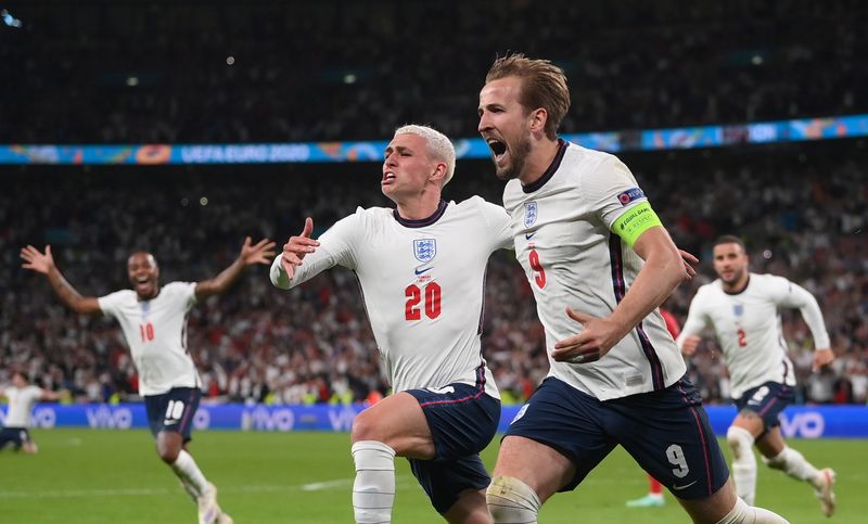 &copy; Reuters. La joie des Anglais après le but qualificatif d'Harry Kane (à droite)./Photo prise le 7 juillet 2021/REUTERS/XXSTRINGERXX xxxxx