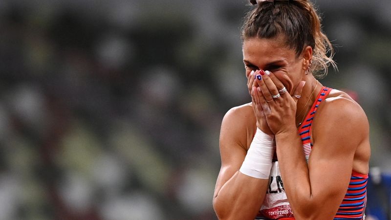 © Reuters. L'émotion de Valarie Allman après son titre olympique du lancer du disque./Photo prise le 2 août 2021/REUTERS/Dylan Martinez