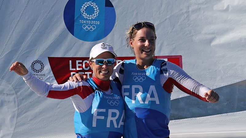 © Reuters. Aloïse Retornaz et Camille Lecointre fêtent leur troisième place /Photo prise le 4 août 2021/REUTERS/Ivan Alvarado