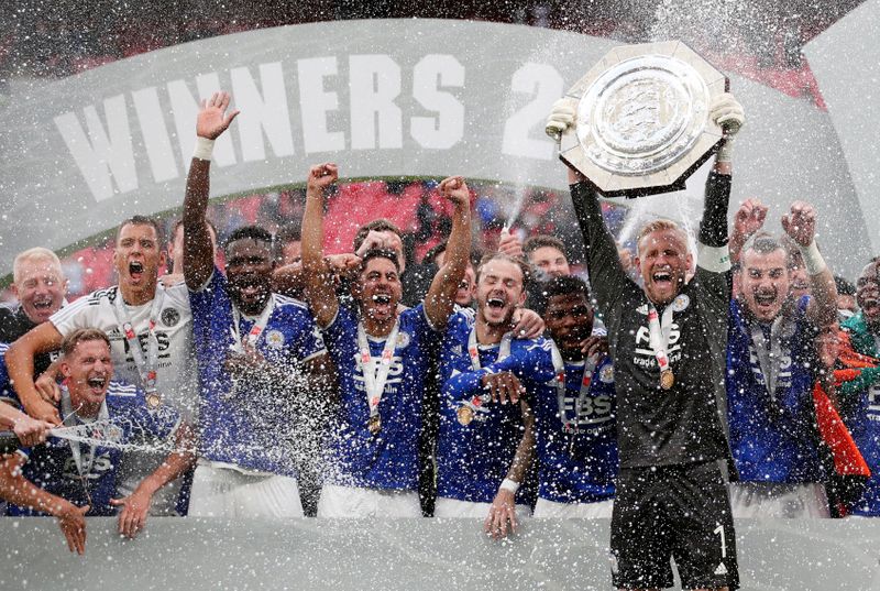&copy; Reuters. Kasper Schmeichel et Leicester soulèvent le premier trophée de la saison./Photo prise le 7 août 2021/REUTERS/Peter Cziborra