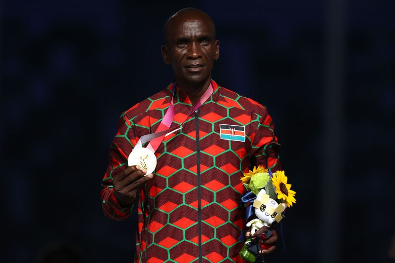 &copy; Reuters. Eliud Kipchoge est le troisième athlète de l'histoire olympique à conserver son titre au marathon./Photo prise le 8 août 2021/REUTERS/Antonio Bronic