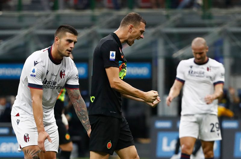© Reuters. L'Inter Milan d'Edin Dzeko se balade face à Bologne à San Siro /Photo prise le 18 septembre 2021/REUTERS/Alessandro Garofalo
