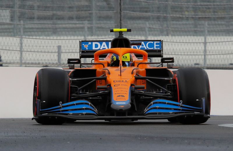 &copy; Reuters. Lando Norris a crée la surprise en enregistrant le meilleur temps des qualifications à Sochi./Photo prise le 25 septembre 2021/REUTERS/Anton Vaganov