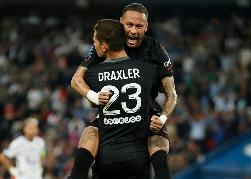 &copy; Reuters. Neymar et Draxler qui célèbrent un but. /Photo prise le 25 septembre 2021/REUTERS/Gonzalo Fuentes