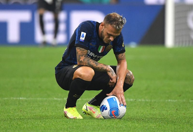 © Reuters. L'Inter Milan, l'image de Frederico Dimarco, peut respirer après avoir éviter la défaite contre l'Atalanta /Photo prise le 25 septembre 2021/REUTERS/Alberto Lingria