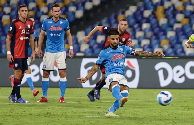 &copy; Reuters. Le Napoli devient leader de Serie A après sa victoire contre Cagliari /Photo prise le 26 septembre 2021/REUTERS/Ciro  De Luca