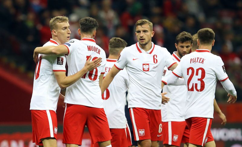 &copy; Reuters. La Pologne en plein match. /Photo prise le 9 octobre 2021/REUTERS/Kacper Pempel