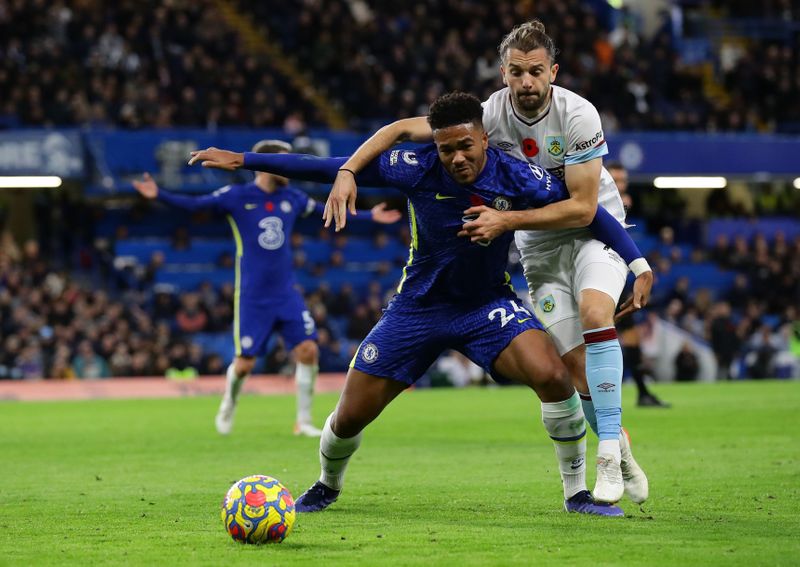 &copy; Reuters. Reece James et ses coéquipiers n'ont pas réussi à s'échapper au classement. /Photo prise le 6 novembre 2021/REUTERS/David Klein