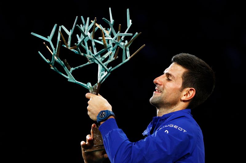 &copy; Reuters. Djokovic prend sa revanche en dominant Mdvedev 4-6 6-3 6-3/Photo prise le 7 novembre 2021/REUTERS/Christian Hartmann
