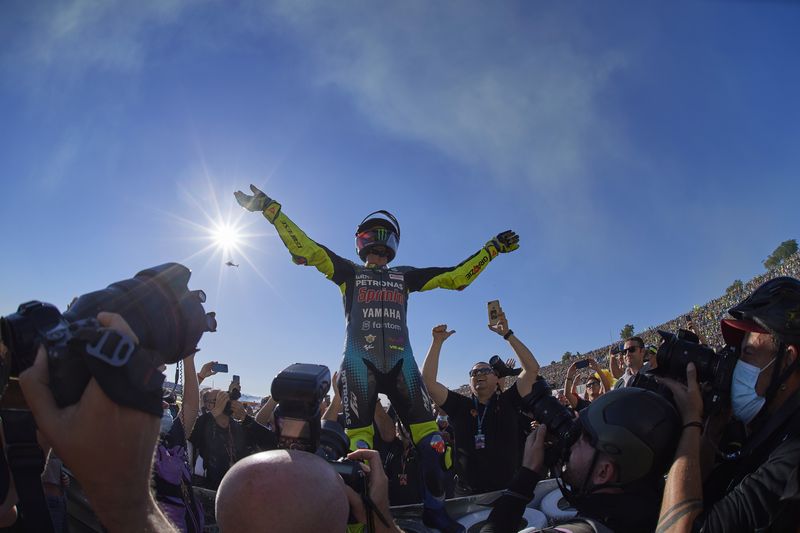 © Reuters. Valentino Rossi quitte la MotoGP pour prendre le chemin de la course automobile./Photo prise le 14 novembre 2021/REUTERS/Pablo Morano