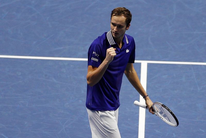 &copy; Reuters. Débuts victorieux pour Daniil Medvedev lors des ATP Finals de Turin/Photo prise le 14 novembre 2021/REUTERS/Guglielmo Mangiapane