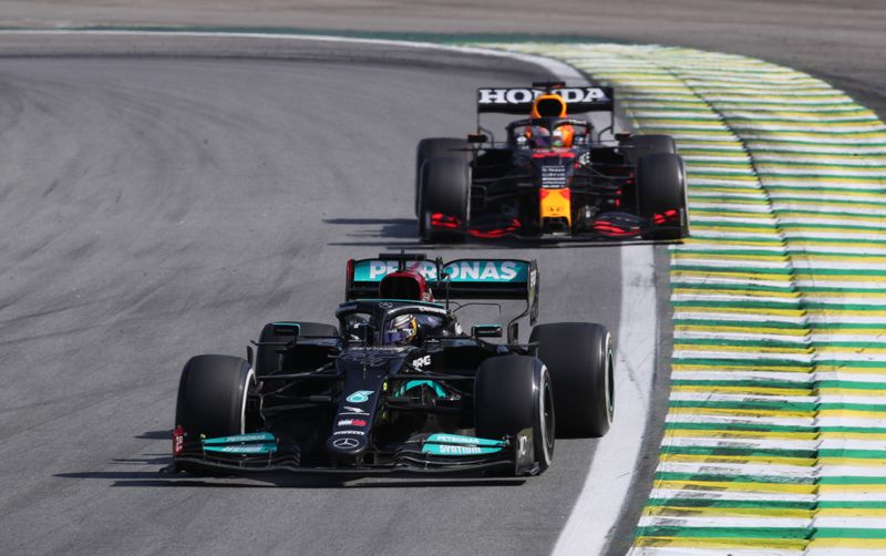 &copy; Reuters. Lewis Hamilton s'est montré bien plus rapide que Max Verstappen à Sao Paulo./Photo prise le 14 novembre 2021/REUTERS/Amanda Perobelli