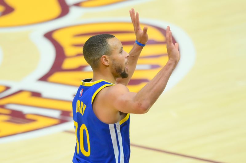 &copy; Reuters. Curry qui célèbre un panier. /Photo prise le 19 novembre 2021/REUTERS/USA Today Sports