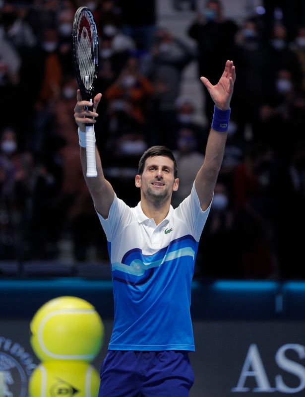 &copy; Reuters. Djokovic qui célèbre sa victoire.  /Photo prise le 19 novembre 2021/REUTERS/Guglielmo Mangiapane