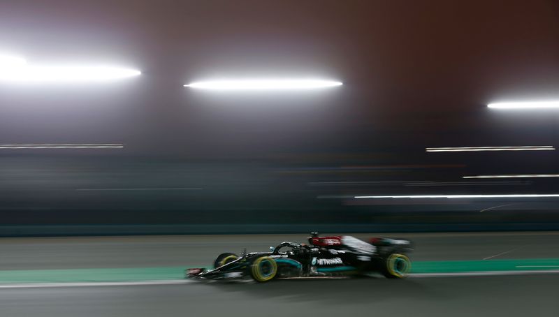 &copy; Reuters. Lewis Hamilton partira en pole ce dimanche à Losail/Photo prise le 19 novembre 2021/REUTERS/Hamad I Mohammed