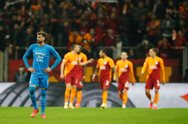 © Reuters. La détresse de Luan Peres après le second but de Galatasaray./Photo prise le 25 novembre 2021/REUTERS/Murad Sezer