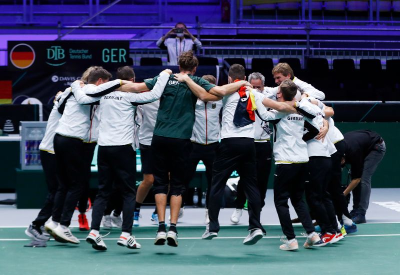 © Reuters. La joie allemande suite à la victoire du double synonyme de qualification./Photo prise le 30 novembre 2021/REUTERS/Leonhard Foeger