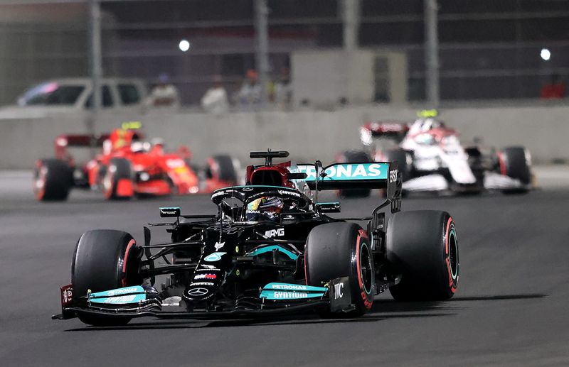 &copy; Reuters. Lewis Hamilton (Mercedes) a réalisé les deux meilleurs chronos ce vendredi. /Photo prise le 3 décembre 2021/REUTERS/Ahmed Yosri