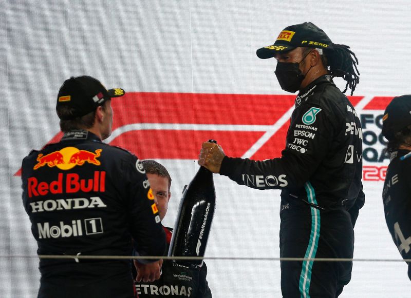 © Reuters. Le duel est lancé entre Hamilton et Verstappen. /Photo prise le 21 novembre 2021/REUTERS/Hamad I Mohammed