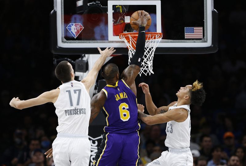 &copy; Reuters. Les Lakers sont tous montés sur les épaules de Lebron James face à Oklahoma. /Photo prise le 11 décembre 2021/REUTERS/USA TODAY USPW