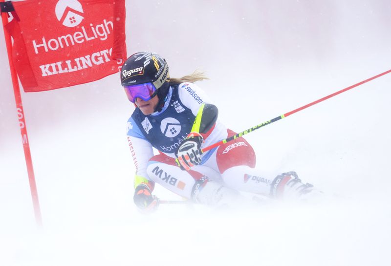 © Reuters. Poussée par ses supporters, la Suissesse Lara Gut-Behrami a été la plus rapide à Saint-Moritz. /Photo prise le 27 novembre 2021/REUTERS/USA Today Sports