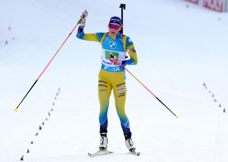 &copy; Reuters. Malgré le tour de pénalité de Hanna Oeberg, la Suède remporte ce relais à Hochfilzen. /Photo prise le 18 février 2021/REUTERS/Borut Zivulovic