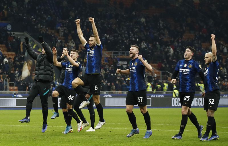 &copy; Reuters. L'Inter Milan est le nouveau leader de Série A. /Photo prise le 12 décembre 2021/REUTERS/Alessandro Garofalo