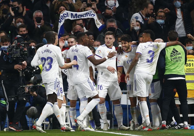 &copy; Reuters. Le Real Madrid s'est offert le derby contre l'Atlético (2-0). /Photo prise le 12 décembre 2021/REUTERS/Javier Barbancho