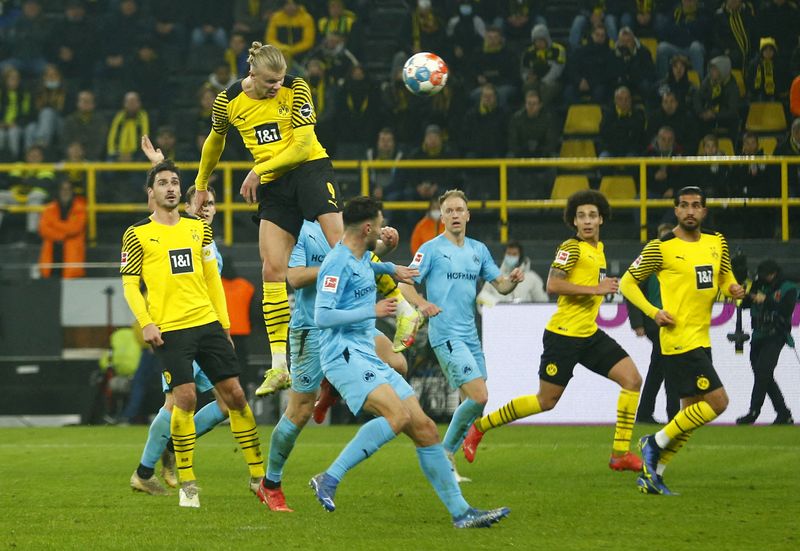 © Reuters. Depuis son retour de blessure le 27 novembre, Haaland a inscrit six buts en cinq rencontres. /Photo prise le 15 décembre 2021/REUTERS/Thilo Schmuelgen