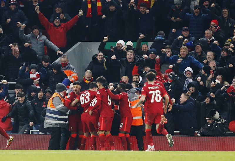 © Reuters. Liverpool a remporté la séance de tirs aux buts face à Leicester après avoir égalisé dans les tous derniers instants ! /Photo prise le 22 décembre 2021/REUTERS/Craig Brough