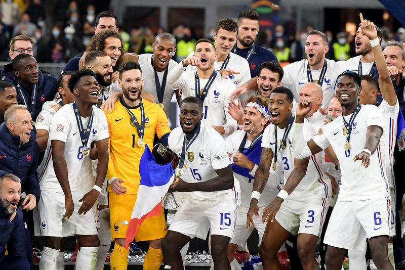 &copy; Reuters. Les Bleus qui célèbrent le titre en nation league /Photo prise le 10 octobre 2021/REUTERS/Alberto Lingria