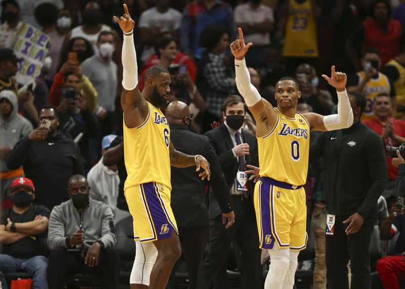 &copy; Reuters. Avec deux triple-double du duo James-Westbrook, les Lakers se sont imposés face à Houston. /Photo prise le 29 décembre 2021/REUTERS/USA TODAY USPW