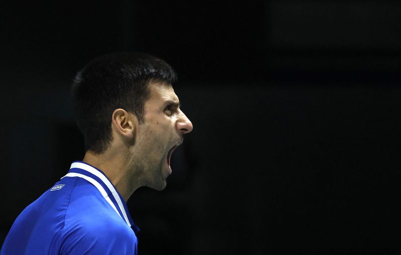 © Reuters. Djokovic en plein match /Photo prise le 3 décembre 2021/REUTERS/Susana Vera