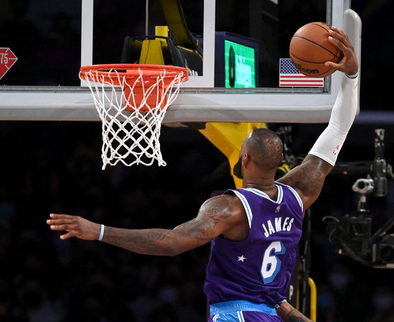 &copy; Reuters. Même à 37 ans, LeBron James continue d'impressionner la planète basket. /Photo prise le 1 janvier 2022/REUTERS/USA Today Sports